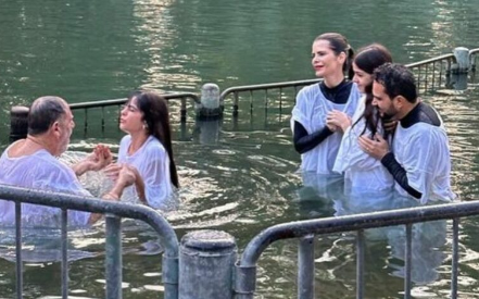 Luciano Camargo e sua família se batizaram no Rio Jordão