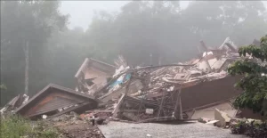 Prédio desaba em Gramado após rachaduras surgirem no solo