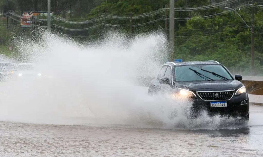 Meteorologia alerta para chuvas intensas em Brasília e em 12 estados