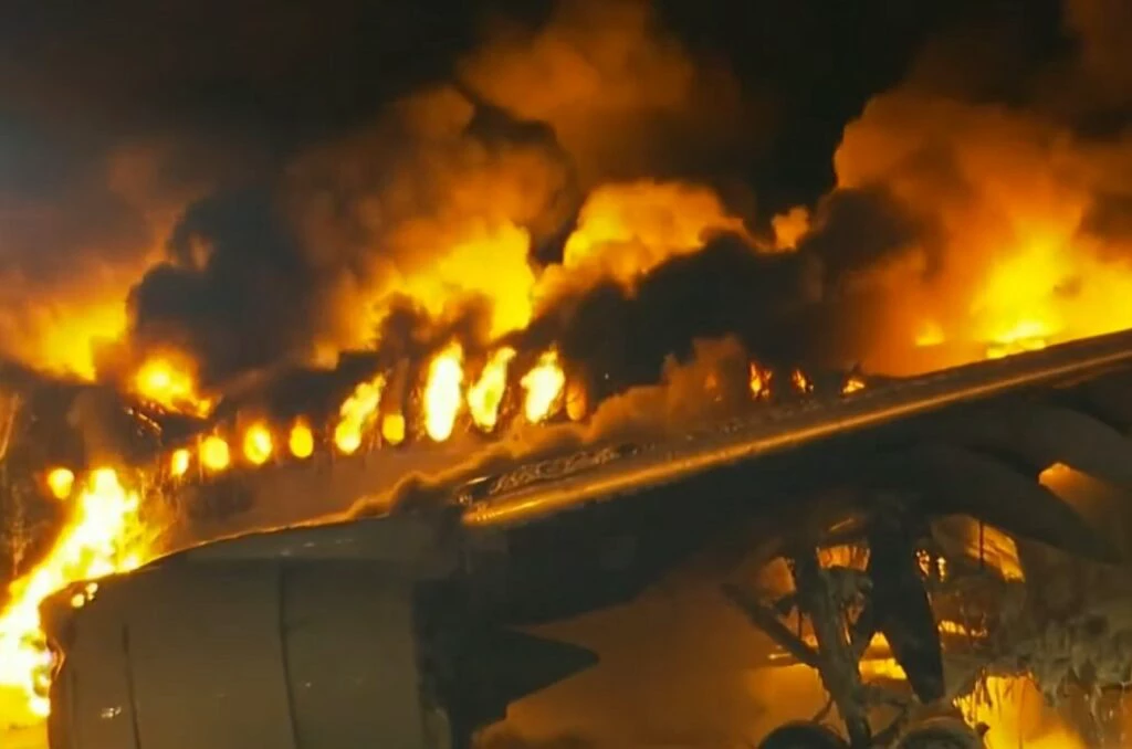Avião com 379 pessoas a bordo pega fogo ao pousar no Japão