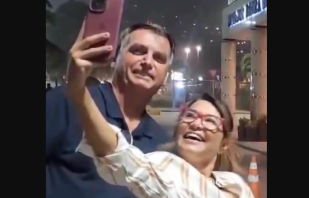 Jair Bolsonaro tira foto com apoiadora parecida com Janja