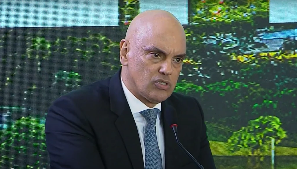 Moraes discursa sobre 8/1 e fala em regulamentar redes sociais