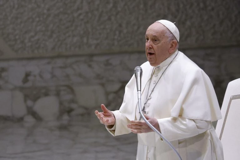 Bênção a casais homossexuais quer incluir, não dividir, diz papa