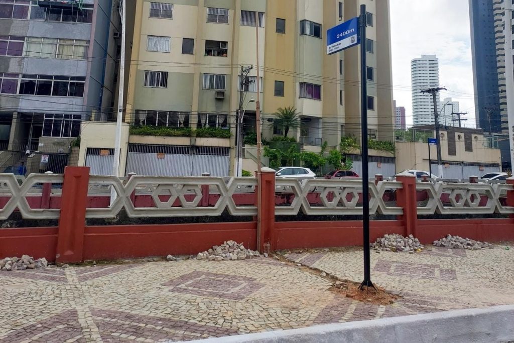 Seirdh solicita à Prefeitura de Belém adequação de placas instaladas na calçada da avenida Visconde de Souza Franco