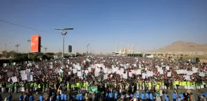 Milhares de apoiadores dos houthis no Iêmen protestam contra EUA e Reino Unido