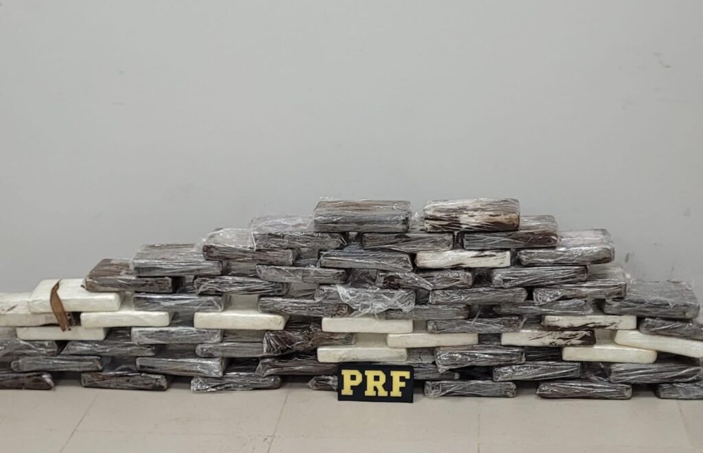 PRF apreende 61 quilos de cocaína e 6 de maconha dentro de ônibus em Santa Maria do Pará