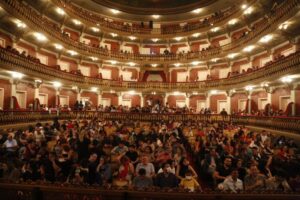 Amazônia Jazz Band fez uma noite musical e de energia carnavalesca no Theatro da Paz