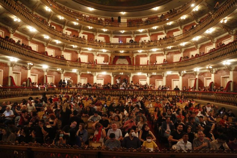 Amazônia Jazz Band fez uma noite musical e de energia carnavalesca no Theatro da Paz