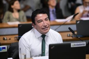 Proibição de trans em banheiro feminino nas escolas é aprovada em comissão no Senado