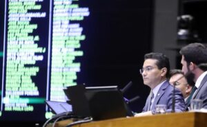 Câmara aprova isenção de imposto de renda para quem ganha até dois salários mínimos