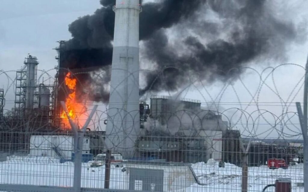 Ucrânia lança ataques de drones contra a Rússia e danifica refinarias de petróleo
