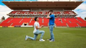 Jogador pede namorado em casamento em estádio de clube em que atua