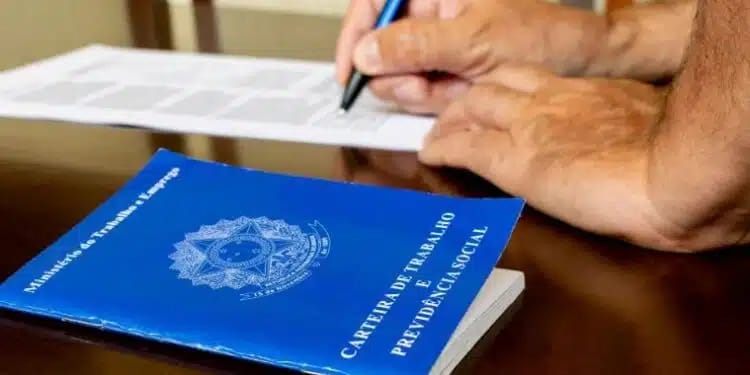 Trabalhadores de carteira assinada comemoram nova lei do INSS após receberem 3 presentes