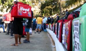 ‘Se o governo taxar, os motocas vão parar’, dizem profissionais de aplicativo