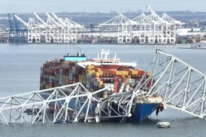 Perda de energia motivou colisão de navio em ponte nos EUA; buscas seguem