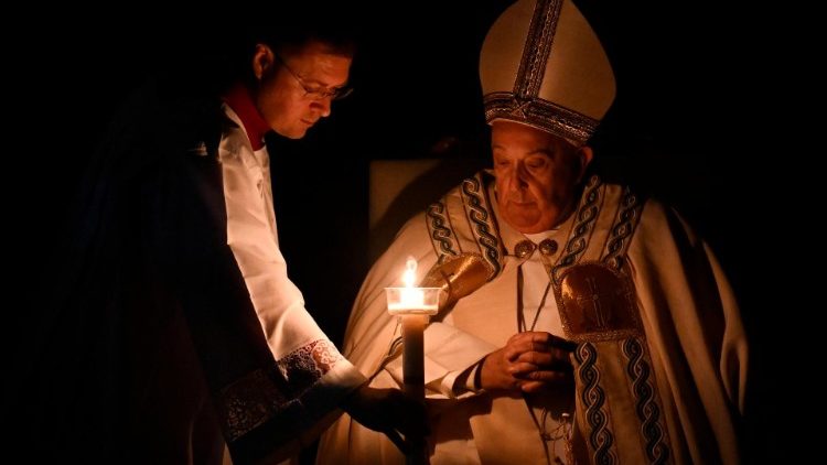 Vigília Pascal: Papa Francisco lidera celebração na Basílica de São Pedro após preocupações com sua saúde