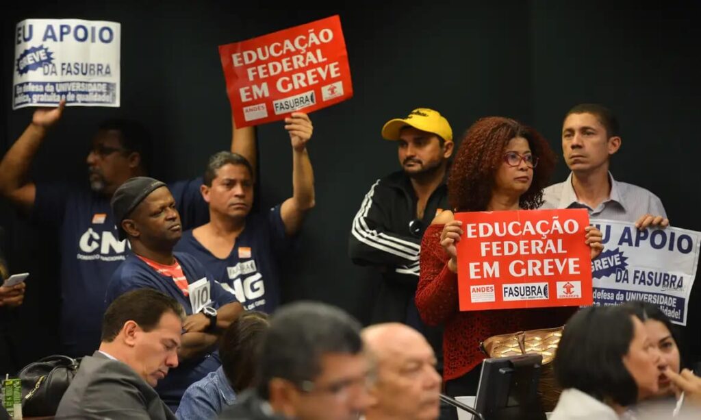 Servidores federais de educação iniciam greve nessa quarta-feira, dia 03