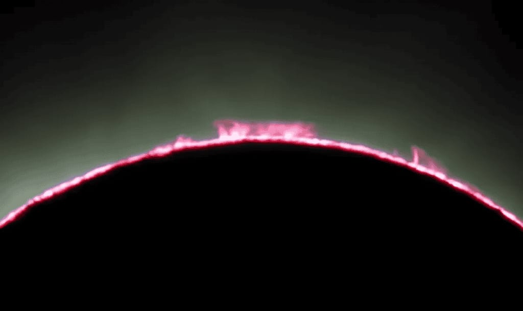 Enormes explosões podem ser vistas no Sol durante o eclipse