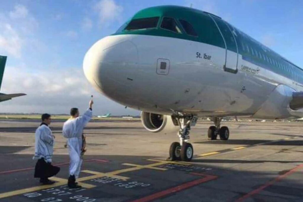 Padres podem ser proibidos de abençoar aviões após aeroporto mudar regra de segurança