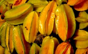 A carambola traz vantagens nutricionais, mas não é para todo mundo: saiba quando ela deve ser evitada