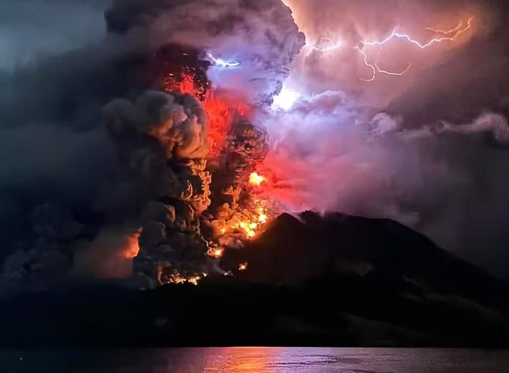 Enorme erupção de vulcão na Indonésia gera alerta de tsunami