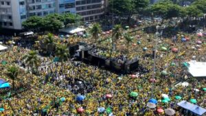 Em defesa da democracia, Bolsonaro realiza ato em Copacabana e reúne milhares de apoiadores