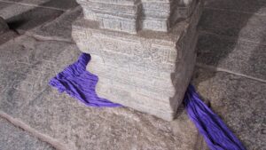 Estrutura misteriosa “suspensa” em templo indiano intriga historiadores
