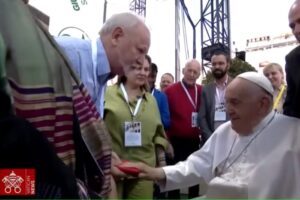 Na Itália, papa Francisco abençoa bandeira do MST