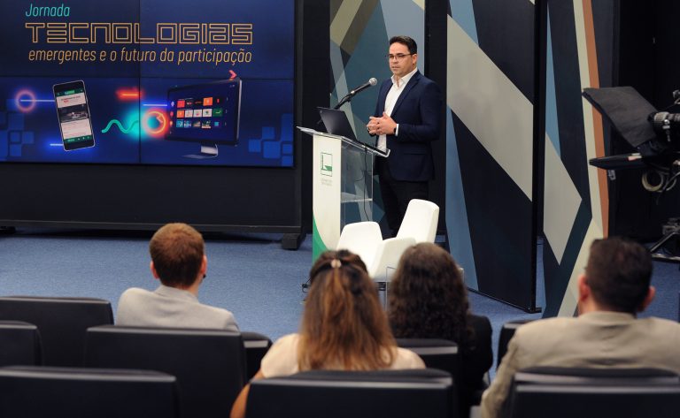Especialistas dizem que é possível usar as novas tecnologias para ampliar a participação social no legislativo