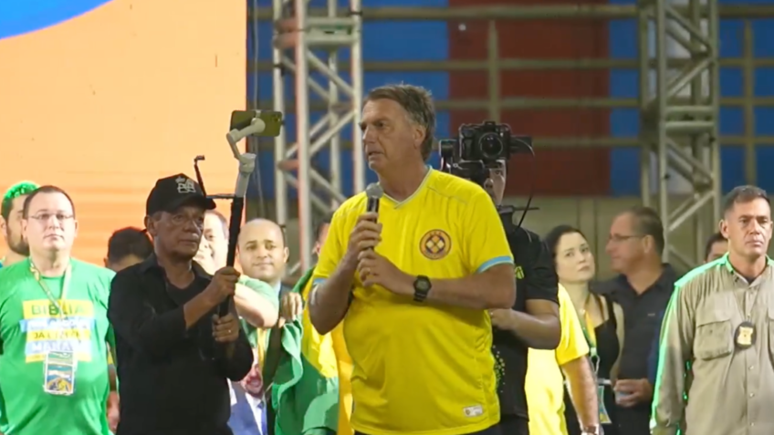 Ex-presidente Jair Bolsonaro recebe alta após internação urgente em Manaus