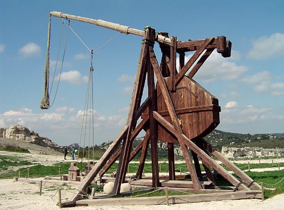 Forças de Israel usam ‘arma medieval’ para lançar bolas de fogo ao Líbano