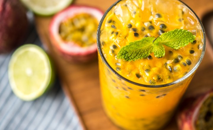 Suco de maracujá não acalma, mas é um baita aliado da saúde