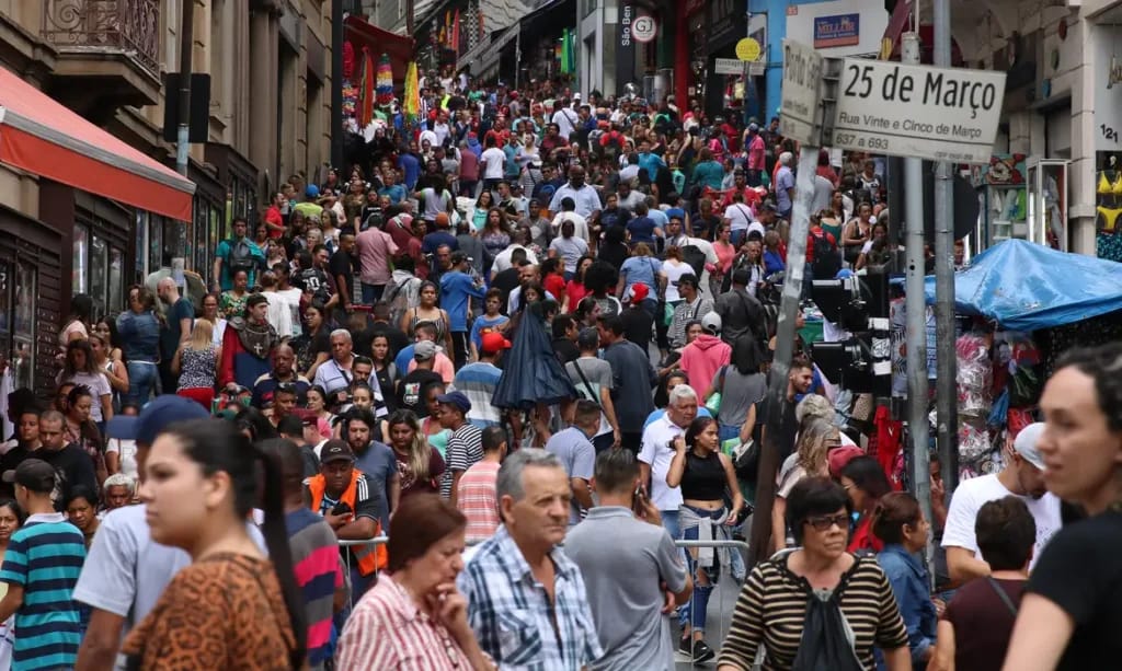 População brasileira ocupada passou dos 100 milhões em 2023, diz IBGE