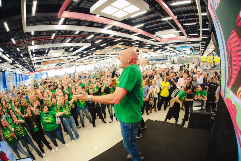 Luciano Hang reinaugura Havan devastada por enchentes no RS