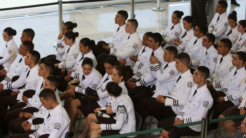 PT pede que STF suspenda escolas cívico-militares de Tarcísio