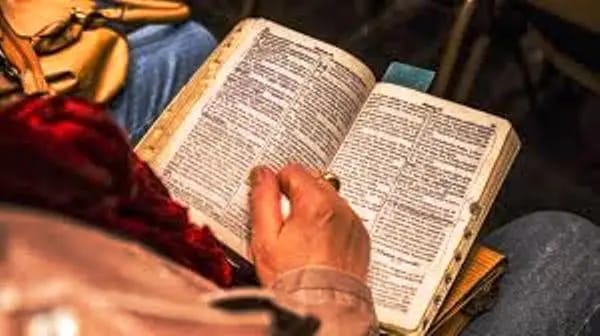 Templo religioso virou palanque político de mentiras: palavra de Deus em 2º lugar?