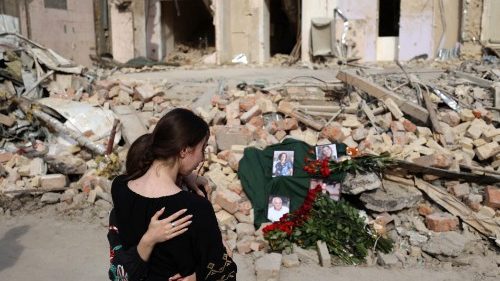 Francisco: Nossa Senhora do Carmo conceda a paz a quem sofre com a guerra