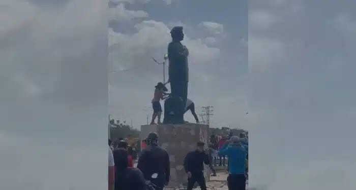 Manifestantes derrubam estátua de Hugo Chávez em protesto na Venezuela