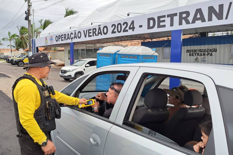 Agentes do Detran aplicam a Lei Seca para evitar acidentes nas rodovias
