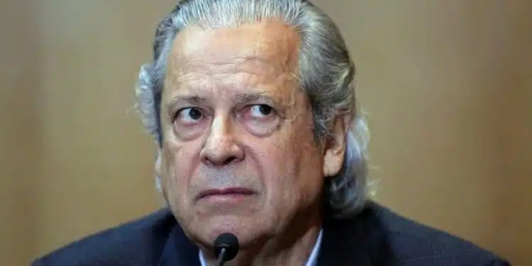 José Dirceu, o ex-ministro da Casa Civil no primeiro governo Lula, é internado às pressas