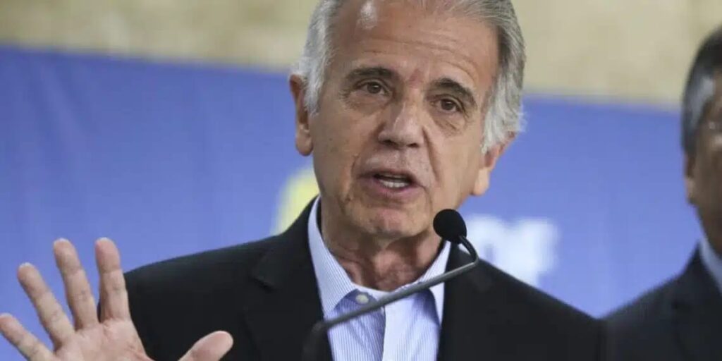 Ministro afirma que Brasil já tem avião pronto para levar militares à Venezuela