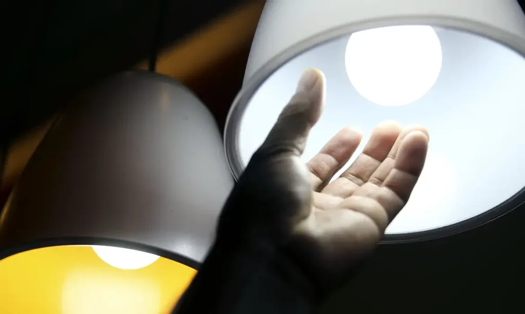 Conta de luz mais cara: Aneel aciona bandeira vermelha 2