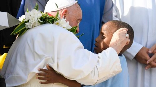 Na fronteira entre a Ásia e a Oceania, Francisco encoraja o trabalho dos missionários