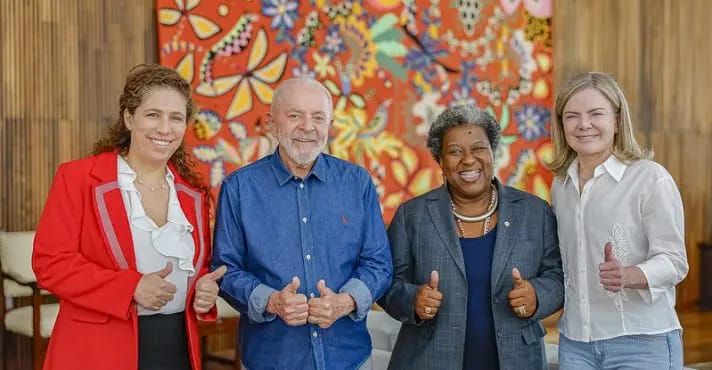 Nova ministra dos Direitos Humanos de Lula é ré por superfaturar R$ 6,5 mi em uniformes escolares