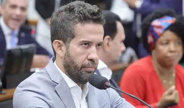 Polícia Federal indicia o deputado federal André Janones por rachadinha