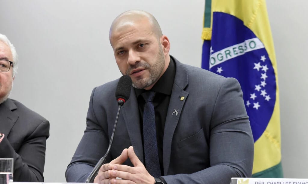 Moraes autoriza que Silveira vá para o regime semiaberto