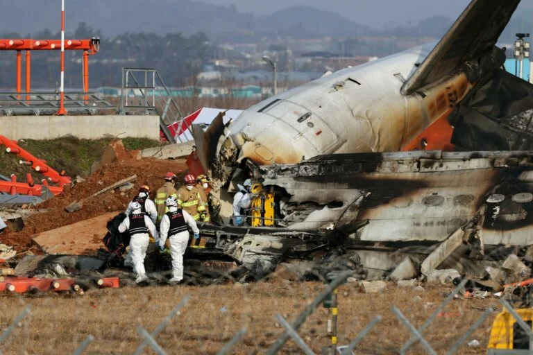 Vídeo – Boeing 737 faz pouso forçado, explode e mata ao menos 177 pessoas na Coreia do Sul