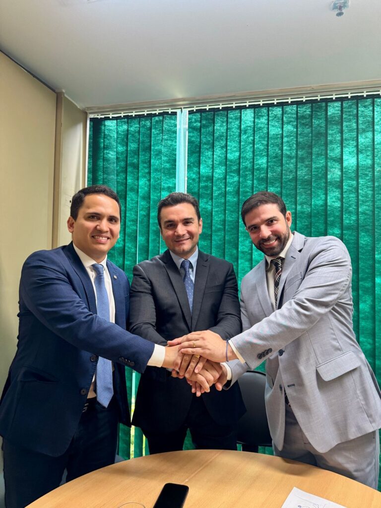 Vídeo – Igor Normando vai a Brasília em busca de recursos e é recebido pelo ministro Celso Sabino