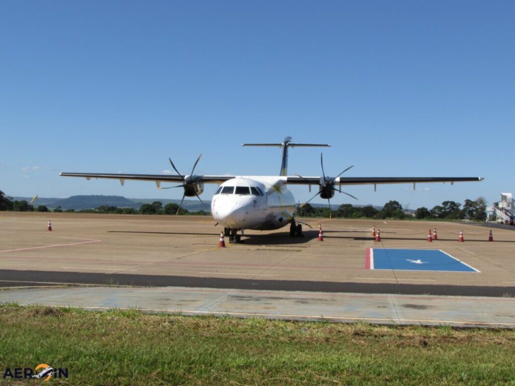 Deputado apresenta projeto de Lei que exige paraquedas em aviões no Brasil