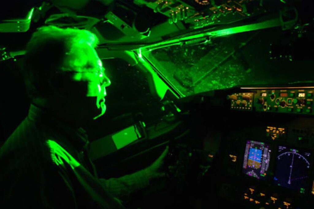 Com histeria de falsos avistamentos de drones, pilotos reclamam de surto de lasers contra aviões